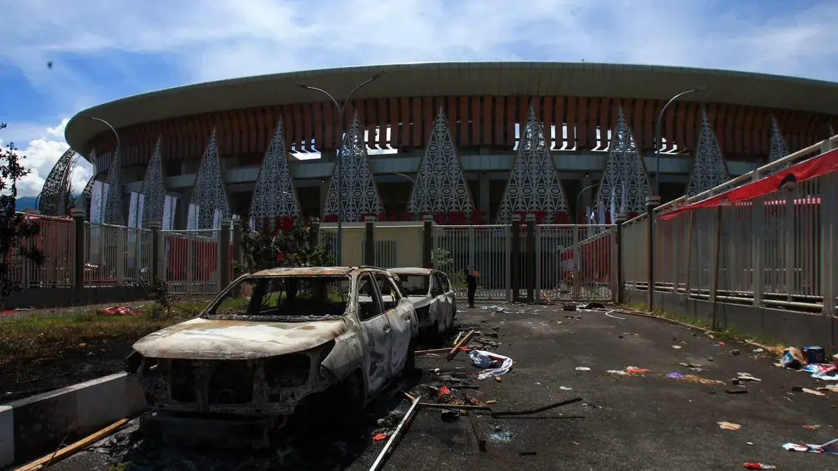 Bangkai kendaraan setelah terbakar di Stadion Lukas Enembe, Kabupaten Jayapura, Papua, Sabtu (9/5/2026). Polda Papua masih menyelidiki penyebab kericuhan yang mengakibatkan puluhan kendaraan terbakar dan sejumlah fasilitas rusak usai laga antara Persipura Jayapura dan Adhyaksa FC pada Jumat (8/5). (ANTARA FOTO/Gusti Tanati/bar)						
