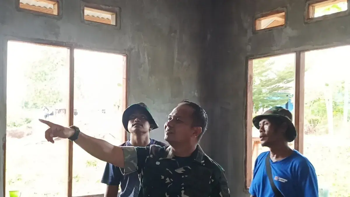 Komandan Kodim 1801/Manokwari Letkol Inf David Sutrisno Sirait saat memantau proses pembangunan rumah warga di di Kampung Tanah Rubah, Distrik Manokwari Utara, Selasa (12/5/2026). (ANTARA/HO-Kodim 1801/Manokwari)
