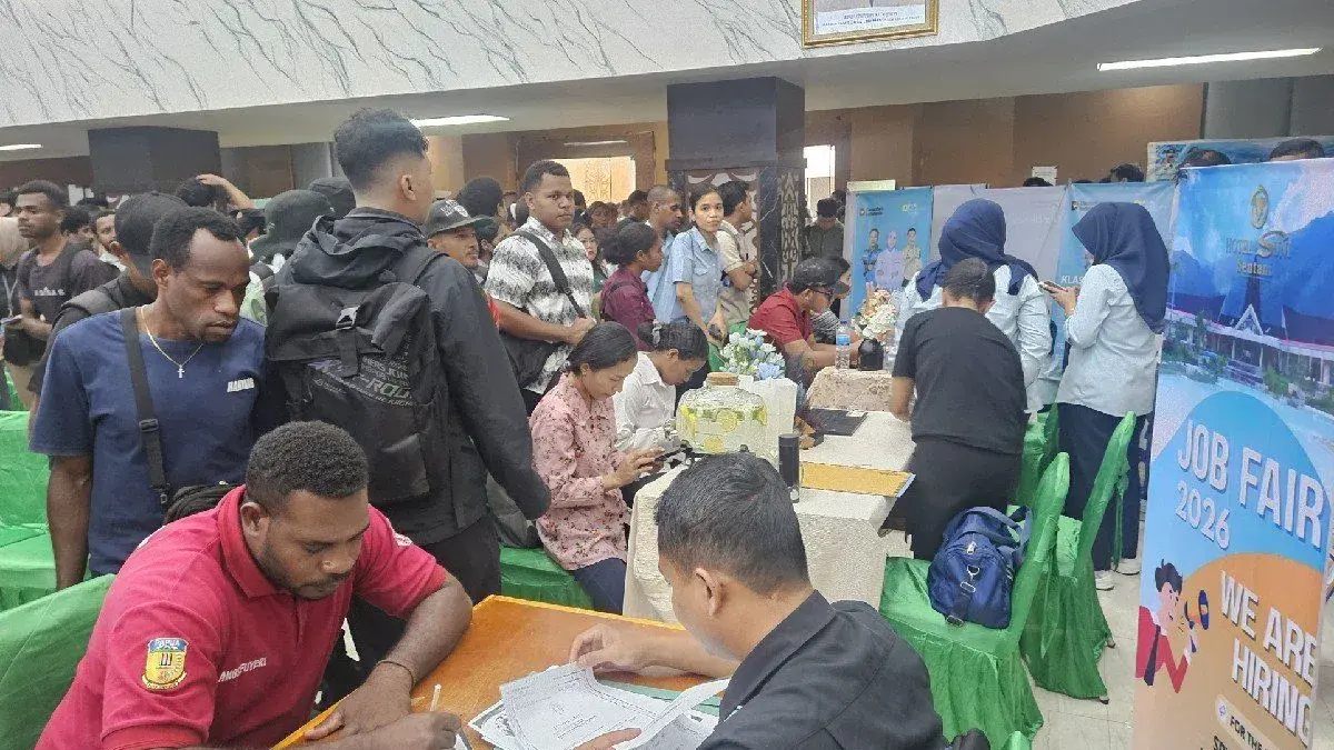Pencari Kerja saat memanfaatkan kegiatan Job Fair 2026 yang bertempat di Sasana Krida, Kantor Gubernur Papua, Kota Jayapura, Selasa (12/5). (ANTARA/Qadri Pratiwi)
