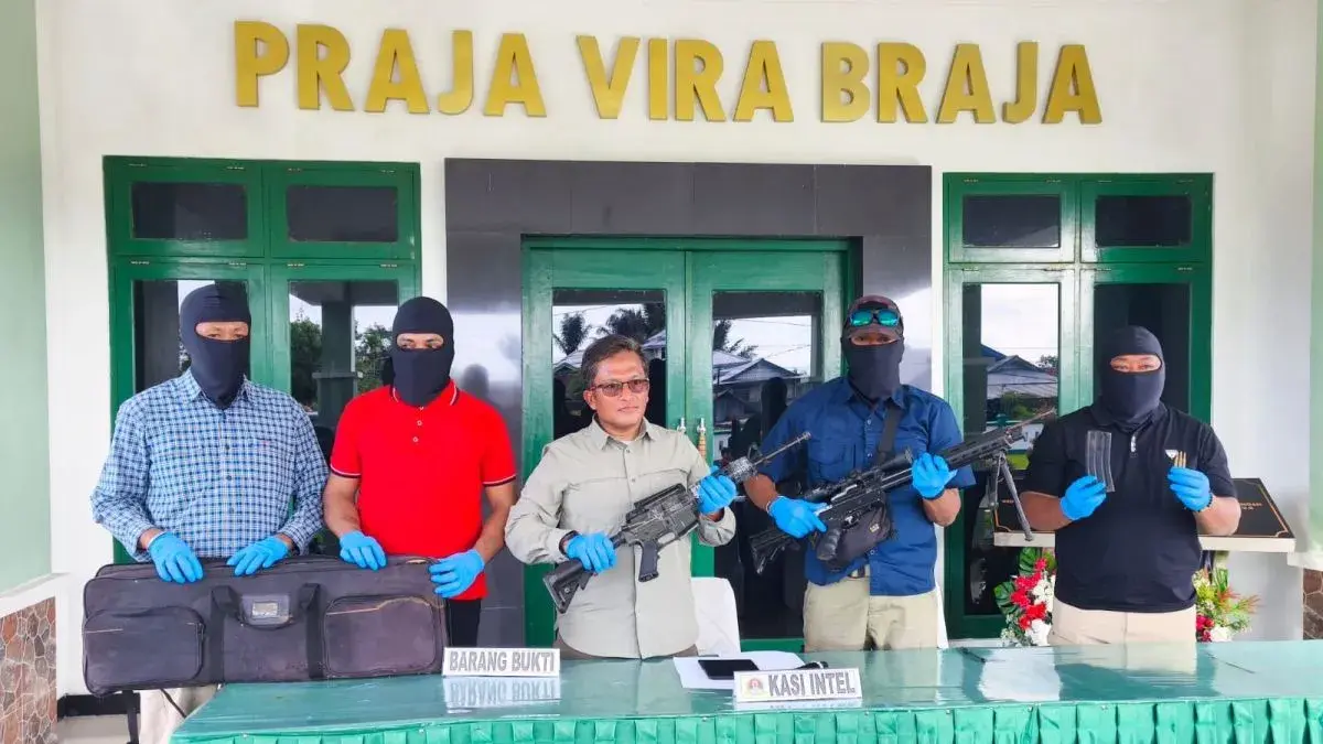 Kasi Intel Korem 173/PVB Kolonel Inf Budi Suradi saat menunjukan dua senjata api rakitan yang berhasil ditemukan di kontrakan WNA yang terlibat kasus tambang ilegal di Nabire, Kamis (14/5/2026). (ANTARA/Ali Nur Ichsan)
