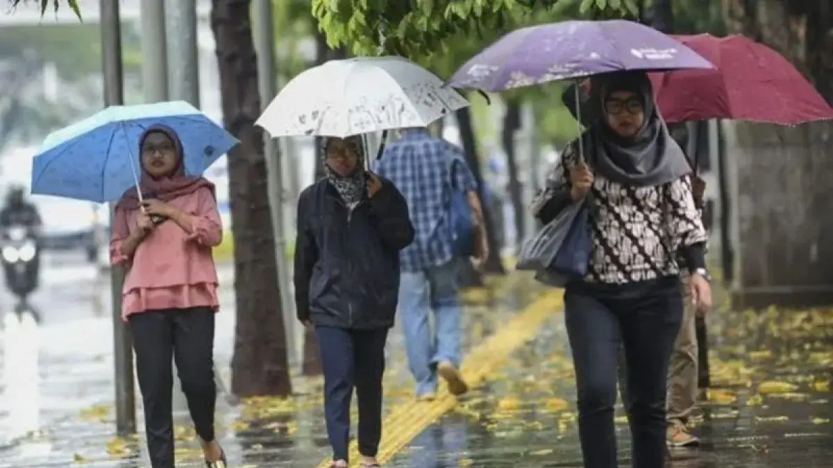 Ilustrasi, Warga menggunakan payung saat hujan