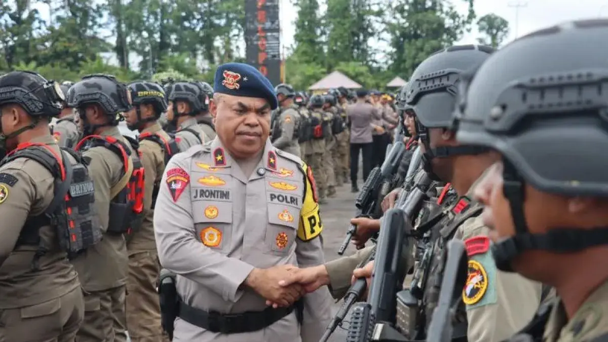 Kapolda Papua Tengah Brigjen Pol Jermias Rontini saat menyapa anggota Satgas Amole di Mimika, Rabu (13/5/2026). (Antara/HO-Humas Polda Papua Tengah)