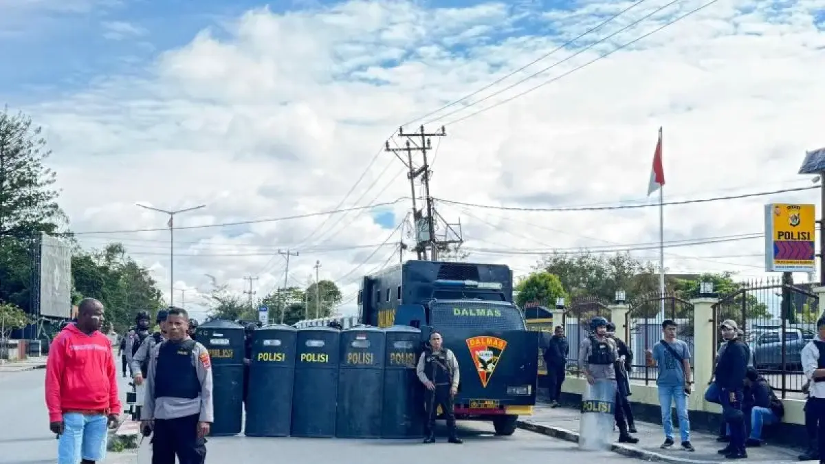 Aparat Polres Jayawijaya dan Brimob Kompi IV Batalyon B Wamena berjaga-jaga dalam menangani perang antarsuku di Wamena, Kabupaten Jayawijaya, Papua Pegunungan. ANTARA/HO-Humas Polres Jayawijaya.