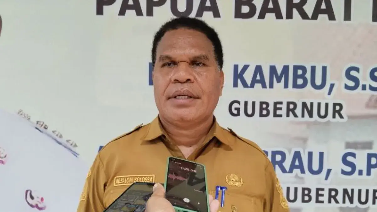 Kepala Dinas Kelautan dan Perikanan Provinsi Papua Barat Daya, Absalom Solossa. (Antara/Yuvensius Lasa Banafanu)