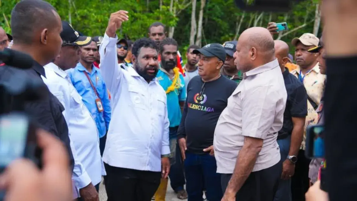 Gubernur Papua Mathius D Fakhiri bersama pimpinan OPD Pemprov Papua saat meninjau akses jalan yang ada di Kabupaten Mamberamo Raya, Papua, Sabtu (16/5). (Antara/HO- Pemprov Papua)