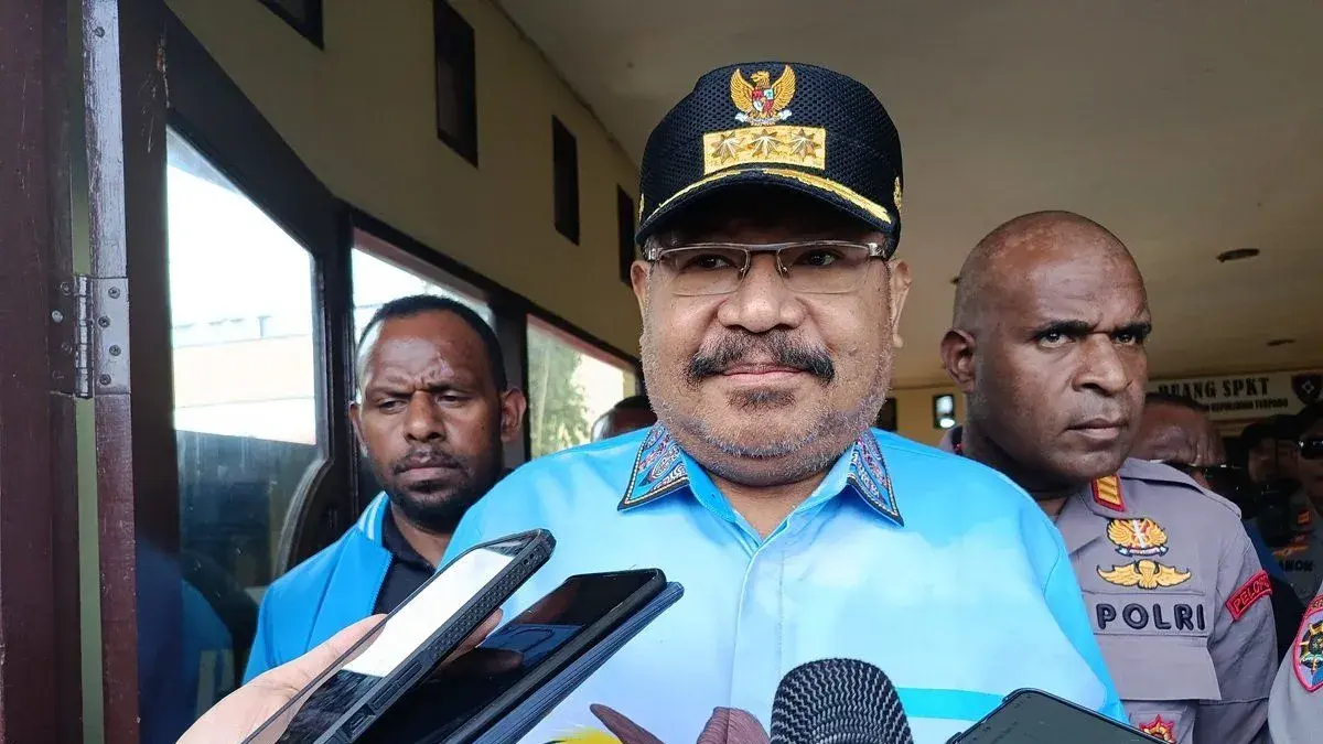 Gubernur Papua Pegunungan John Tabo memberikan keterangan kepada wartawan usai membuat laporan di SPKT Polres Jayawijaya, Papua Pegunungan. (Antara/Yudhi Efendi)
