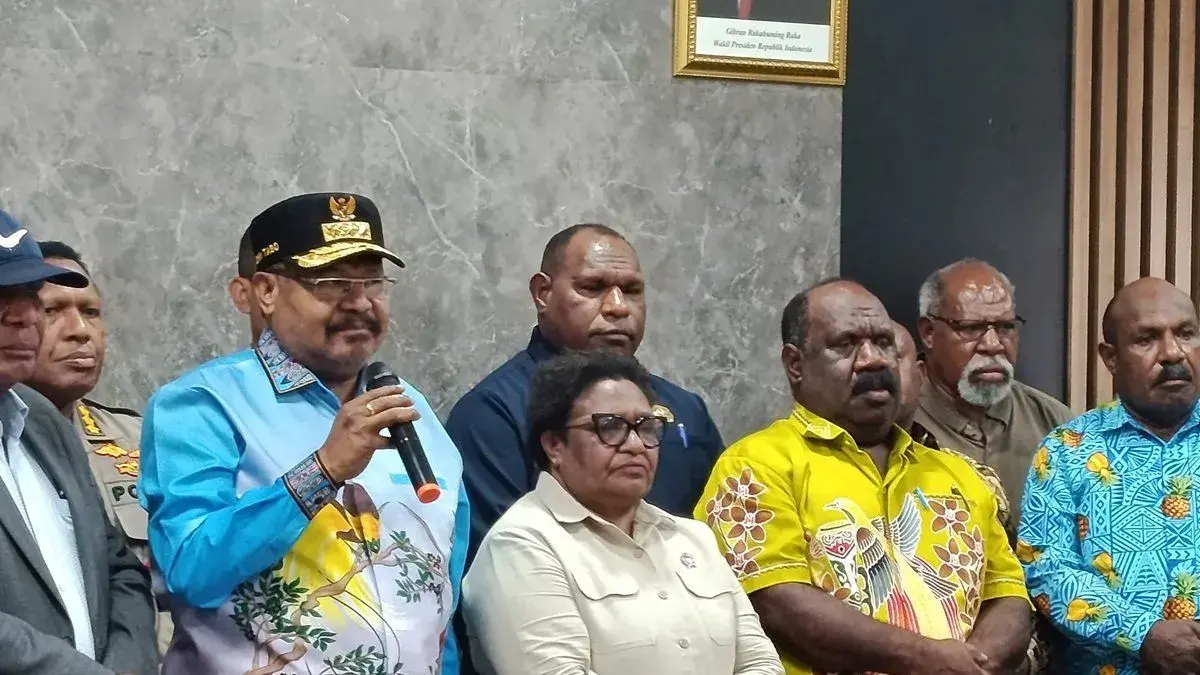 Gubernur Papua Pegunungan John Tabo serukan perdamaian dan akhiri tradisi perang suku. (Antara/Yudhi Efendi)