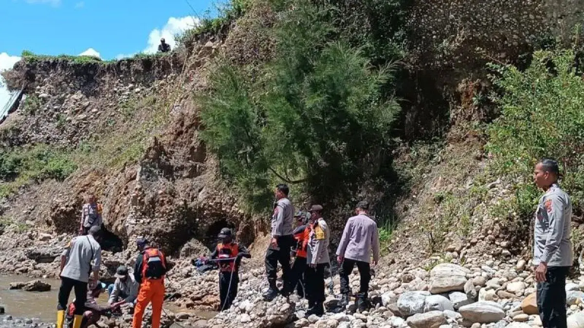 Kapolres Jayawijaya AKBP Anak Agung Made Satriya Bimantara (berdiri kanan sendiri) memimpin langsung tim gabungan melakukan pencarian korban di Sungai Uwe Wamena. (Antara/HO-Humas Polres Jayawijaya)