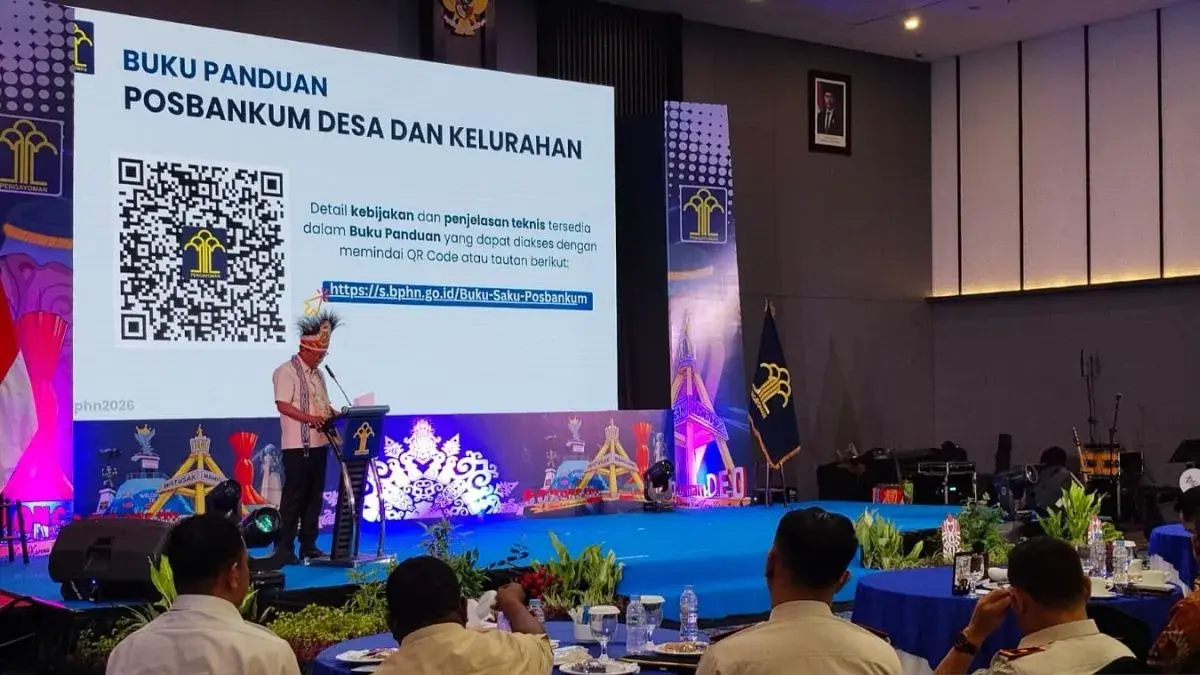Menteri Hukum RI Supratman Andi Agtas saat memberikan sambutan pada peresmian Posbankum di Kota Sorong, Senin (18/5/). (Antara/Yuvensius Lasa Banafanu)