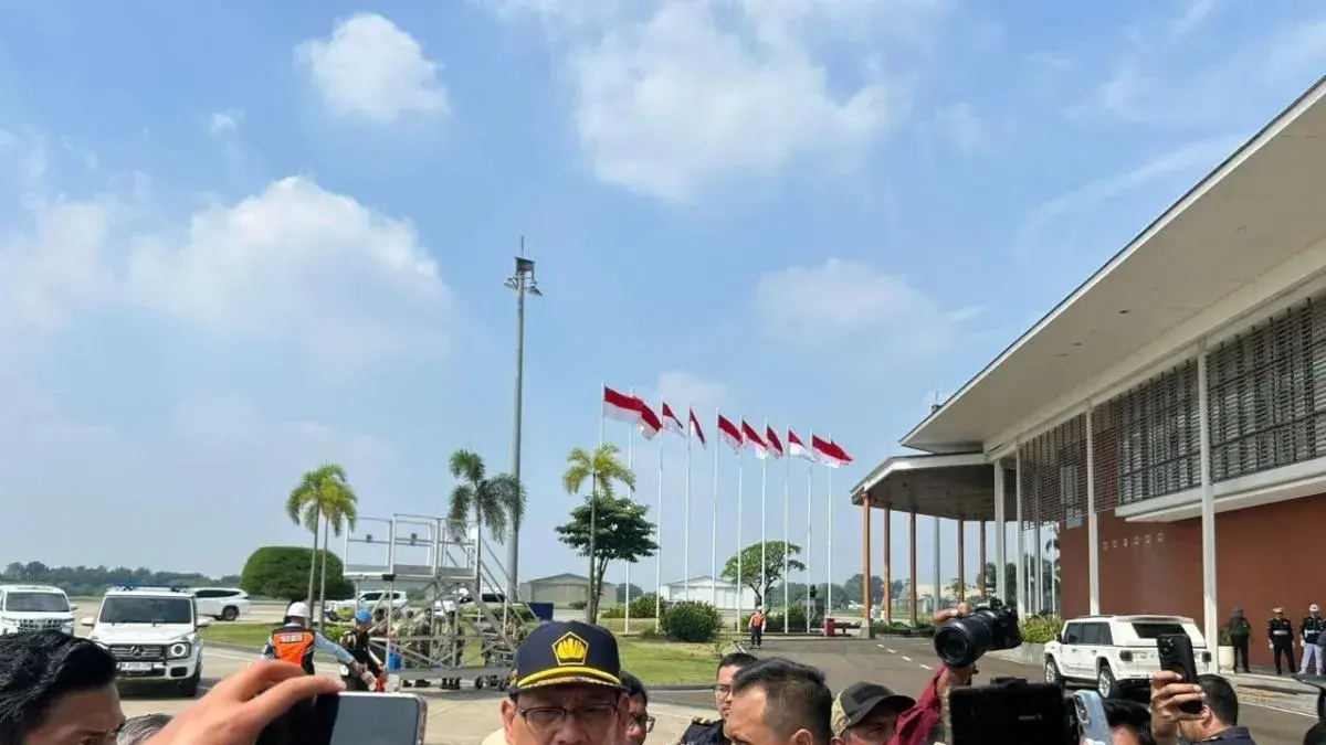 Menteri Keuangan Purbaya Yudhi Sadewa di Pangkalan TNI Angkatan Udara Halim Perdanakusuma Jakarta, Senin (18/5). (Antara/Maria Cicilia Galuh)
