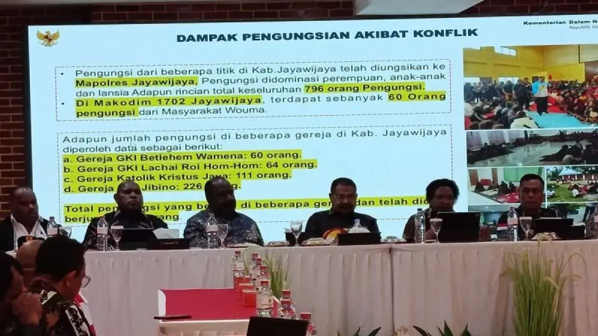 Wamendagri RI Ribka Haluk dan Gubernur Papua Pegunungan John Tabo memimpin rapat koordinasi bersaa tiga bupati (Jayawijaya, Yahukimo dan Lanny Jaya) dan unsur Forkopimda Papua berlangsung di Wamena, Minggu (17/5) 2026. (Antara/Yudhi Efendi)
