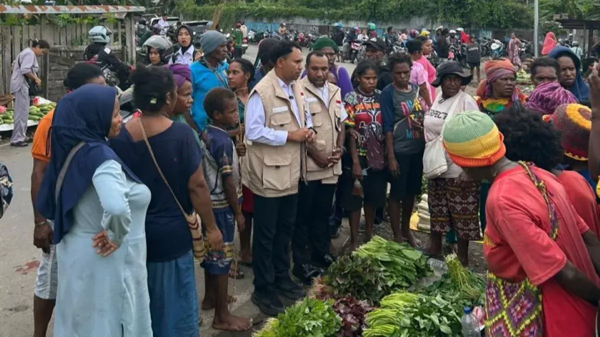 Korwil BGN Kabupaten Nabire Marsel Asyerem saat meninjau langsung aktivitas perdagangan di Pasar Sore Tapiyoka, Distrik Nabire Kota, Senin (18/5). (Antara/HO-BGN Nabire)
