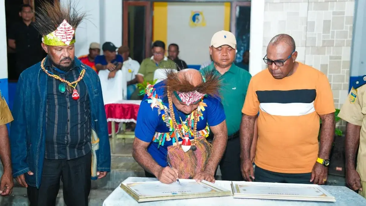 Plt Kepala Dinas ESDM Provinsi Papua Karsudi (baju hijau) bersama Gubernur Papua Mathius D Fakhiri melakukan kunjungan kerja ke Kabupaten Mamberamo Raya, Papua, pada Minggu (17/5). (ANTARA/HO- Pemprov Papua)
