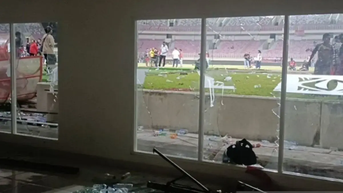 Fasilitas Stadion Lukas Enembe yang dihancurkan oleh oknum pendukung Persipura Jayapura selepas pertandingan menghadapi Adhyaksa FC pada Jumat (8/5/2026). (Antara/Ardiles Leloltery)
