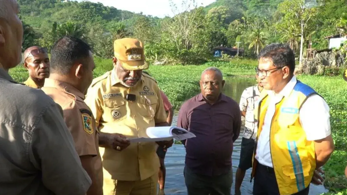 Wali Kota Jayapura Abisai Rollo (ketiga dari kiri) di lokasi rawan banjir di Kompleks Konya. (Antara)
