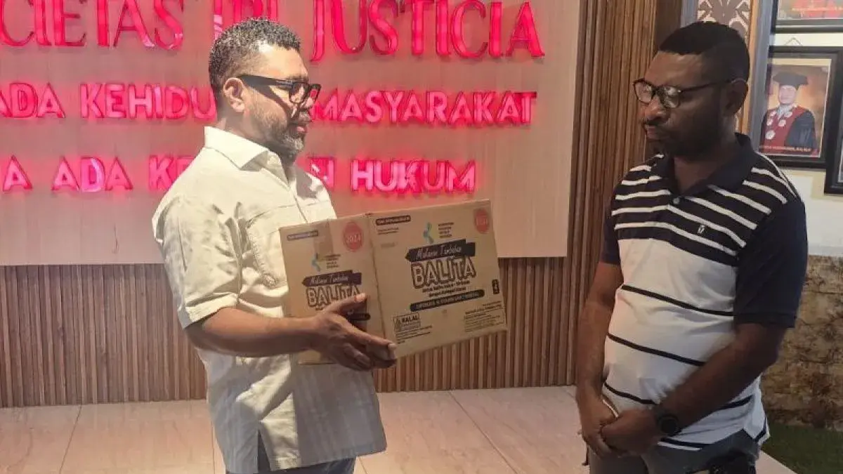 Ketua Komite III DPD RI Filep Wamafma (kiri) menyerahkan bantuan makanan bergizi tambahan bagi balita kepada Penanggung Jawab Program Imunisasi Dinas Kesehatan Provinsi Papua Barat Hendrik Marisan di Manokwari, Senin (25/5/2026). (Antara)
