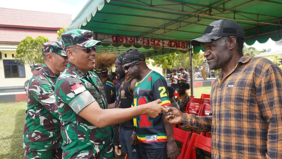 Pangdam XVII/Cenderawasih Mayjen TNI Febriel Buyung Sikumbang menghadiri tradisi Patah Panah yang mengakhiri konflik 2 suku di Papua Pegunungan. (Kodam XVII/Cenderawasih)
