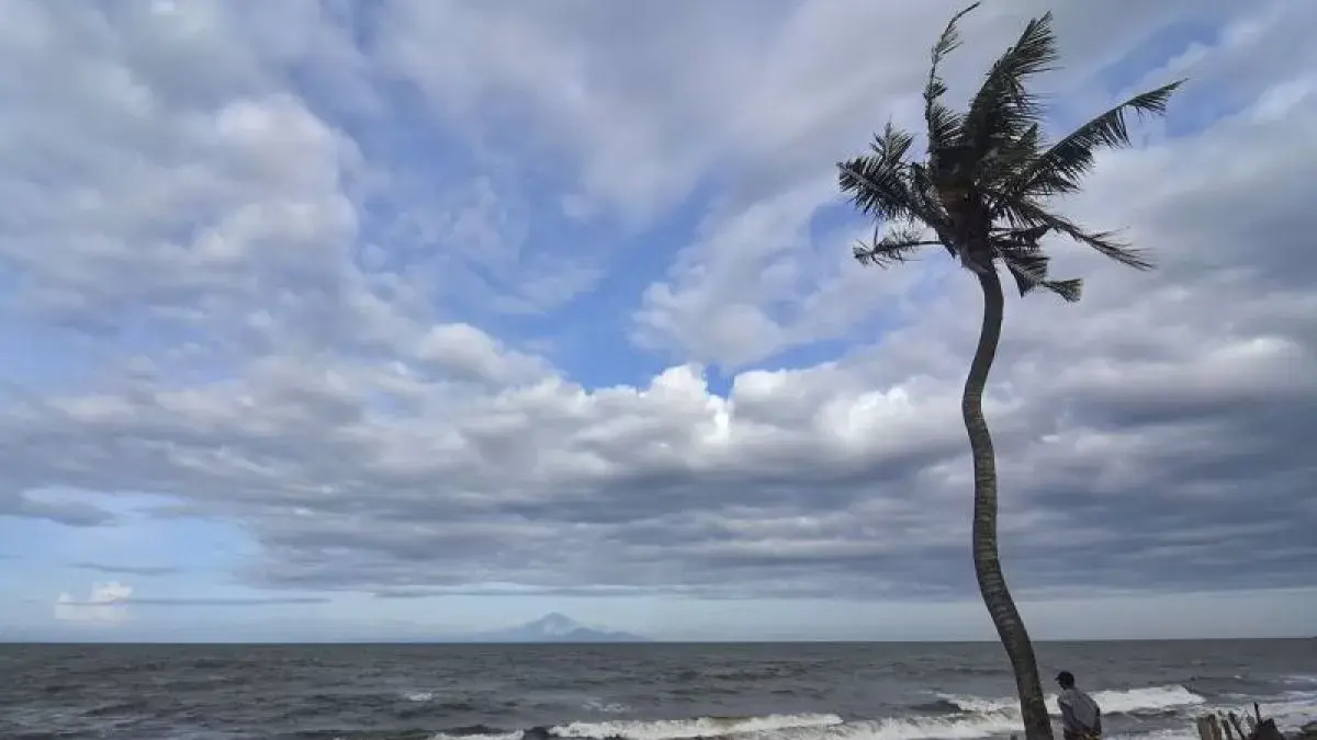Seorang warga berada di pinggir Pantai Mapak, Mataram, Nusa Tenggara Barat, dengan cuaca cerah berawan, Selasa (14/2/2023). (Ahmad Subaidi/ANTARA)