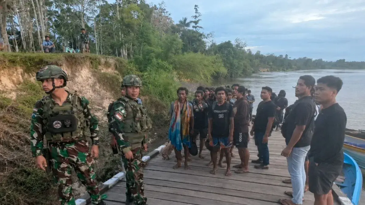 Warga berada di Pelabuhan Tanah Merah Boven Digoel, Papua Pegunungan setelah melarikan diri dari kawanan OPM di Kampung Kawe, Distrik Awimbon, Kabupaten Pegunungan Bintang, Provinsi Papua Pegunungan, Minggu (24/5/2026) (Antara)
