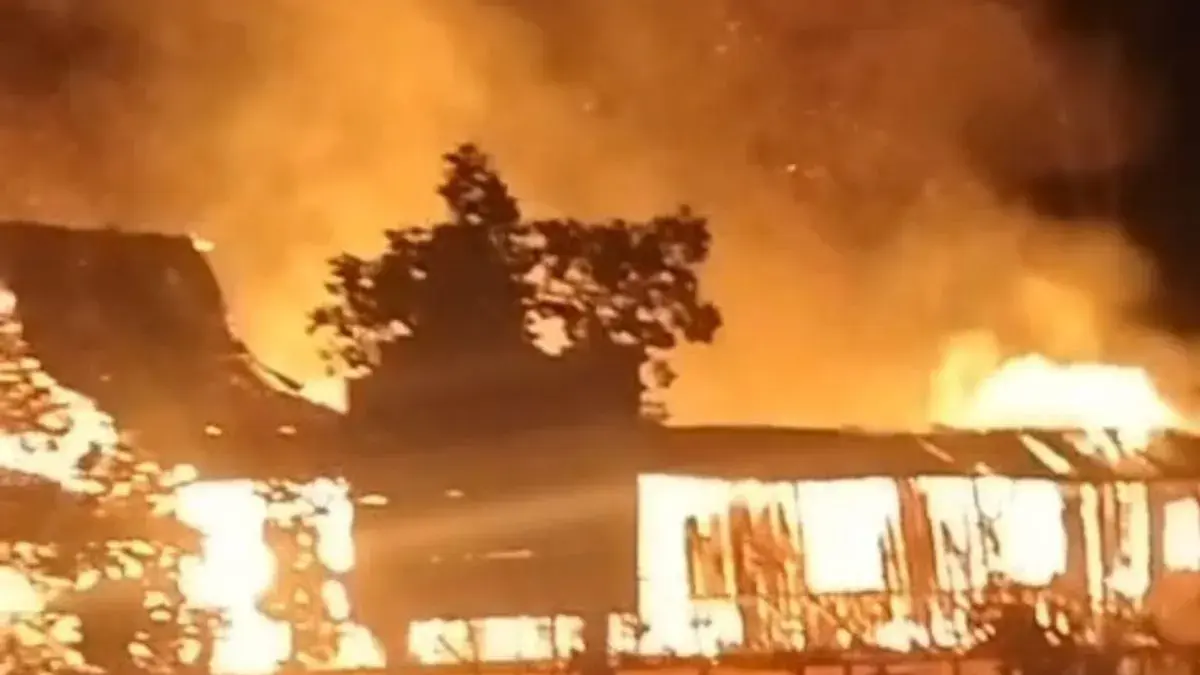 Peristiwa kebakaran Gereja Katolik  Stasi Santo Fransiskus Kampung Pomako LS RT 03, Distrik Mimika Timur, Rabu (27/5/2026) malam. (Antara/HO-Polsek Kawasan Pelabuhan Pomako)