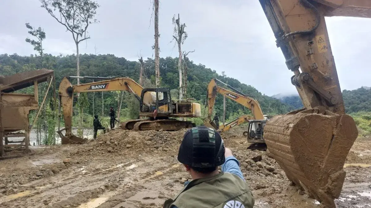 Satgas PKH dan Kemenhut mengamankan alat berat di lokasi diduga tambang ilegal di Kabupaten Nabire, Papua Tengah, Senin (4/5/2026). (Antara)