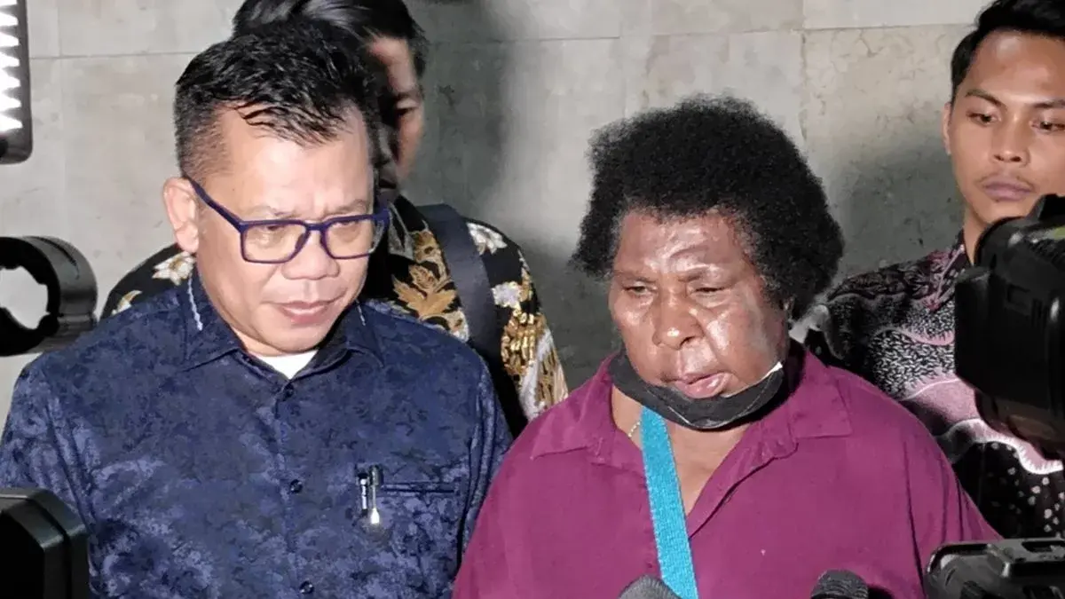 Tokoh perempuan adat dan pejuang lingkungan dari Merauke, Papua Selatan, Yasinta Moiwend alias Mama Sinta (kanan) saat menyambangi Polda Metro Jaya, Jumat (29/5/2026). (Antara)