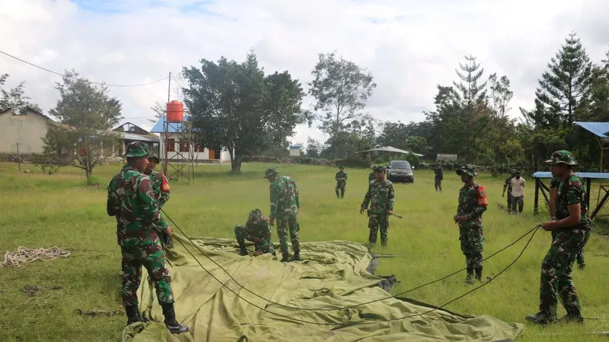 Prajurit Kodim 1702/Jayawijaya membangun tenda sebagai posko bantuan dalam mempercepat pemulihan situasi di Distrik Woume, Kabupaten Jayawijaya, Papua Pegunungan. (Antara)
