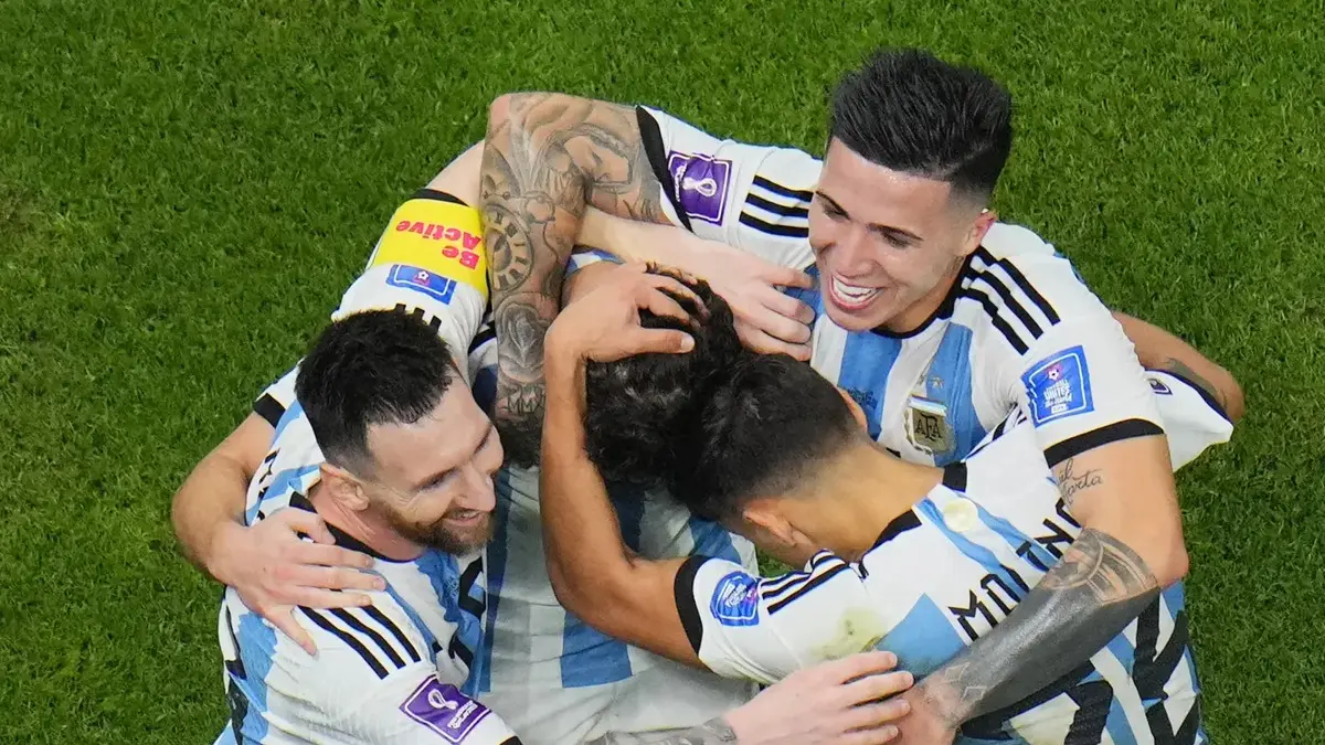Selebrasi Lionel Messi, Nahuel Molina, dan Enzo Fernandez dalam kemenangan timnas Argentina. (AP Photo/Hassan Ammar)