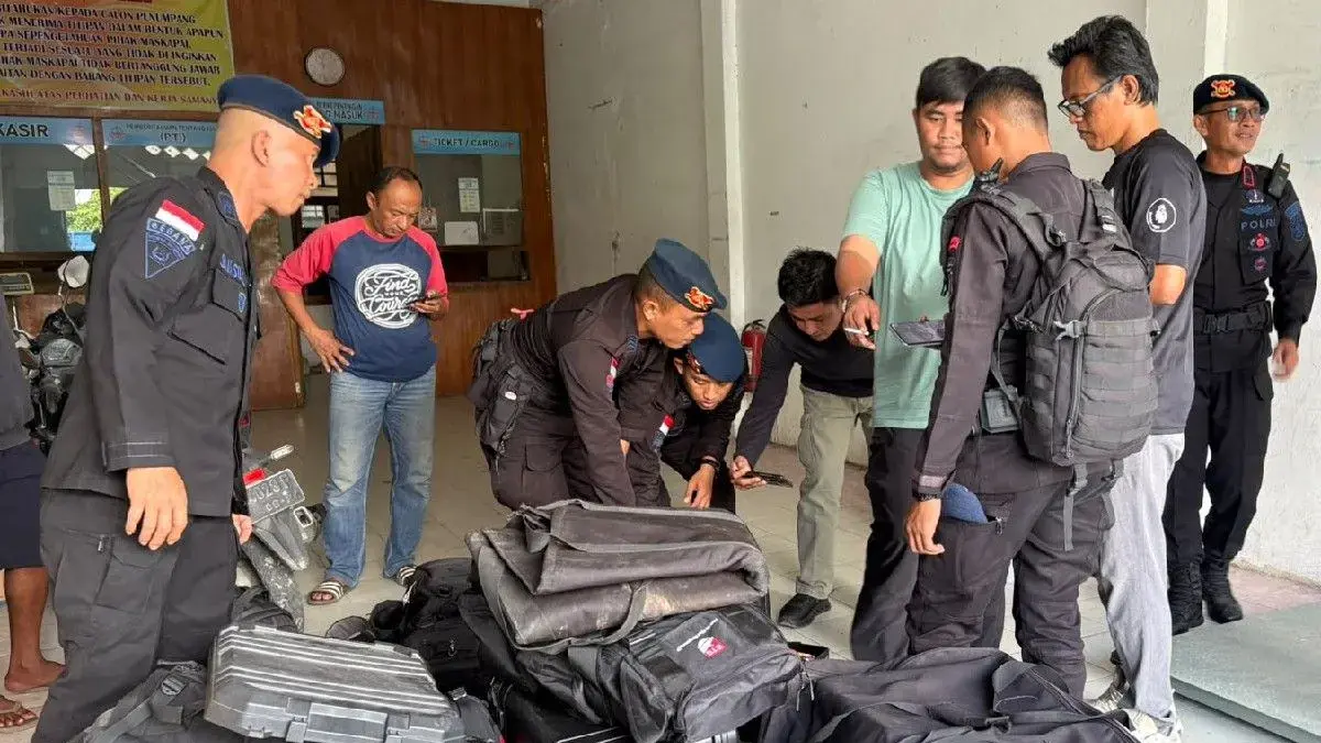 Tim penjinak bom Gegana Brimob Polda Papua sesaat sebelum berangkat ke Biak dari Bandara Sentani, Kabupaten Jayapura, Senin (1/6/2026). (ANTARA)