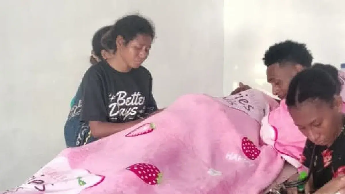 Mina Puadi (51 th) warga Biak, yang terluka akibat ledakan bom peninggalan PD II, Selasa dini hari (2/6) meninggal di RSUD Biak. (Antara)