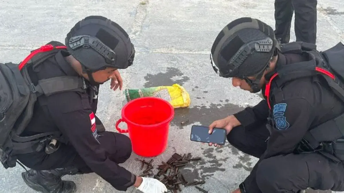 Tim jibom Gegana Brimob Polda Papua menemukan 30 butir amunisi saat melakukan sterilisasi di TKP meledaknya bom peninggalan PD II di Biak. (Antara/HO-Humas Polda Papua/am)