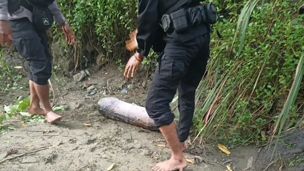 Benda diduga bom mortir peninggalan Perang Dunia II di kawasan Jalan Ariyau, Distrik Sentani, Kabupaten Jayapura, (ANTARA/HO-Humas Polres Jayapura)