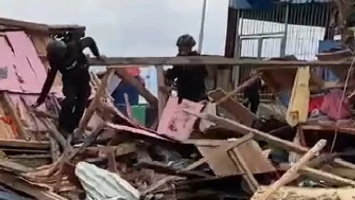 Tim Gegana Brimob Polda Papua melakukan sterilisasi di TKP meledaknya bom peninggalan PD II di Biak, Kamis (4/6/2026). (Antara)