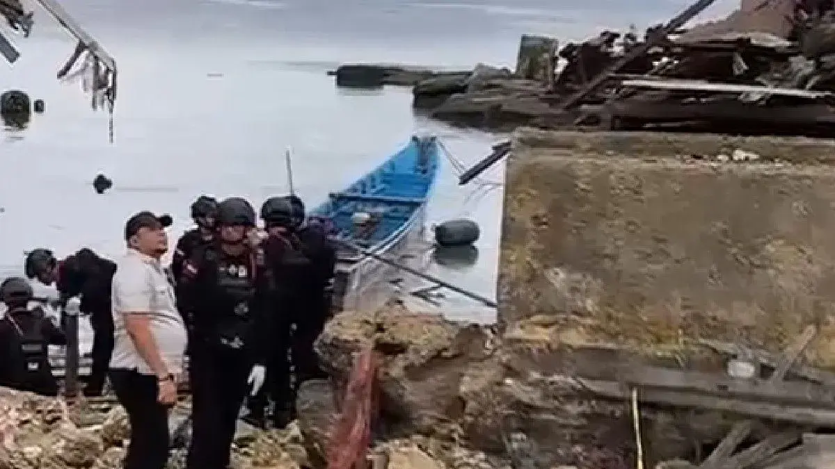 Tim jibom saat melakukan sterilisasi di TKP meledaknya bom peninggalan PD II di Biak. (Antara)