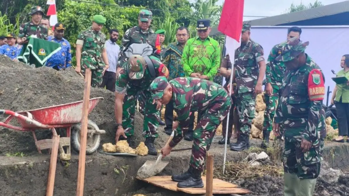 Danrem 173/Praja Vira Braja (PVB) Brigjen TNI Vivin Alivianto bersama Wakil Bupati Nabire Burhanuddin Pawennari (baju hijau) saat melakukan peletakan batu pertama jembatan Garuda di Kampung Kimi, Nabire, Kamis (4/6/2026). (Antara/Ali Nur Ichsan)
