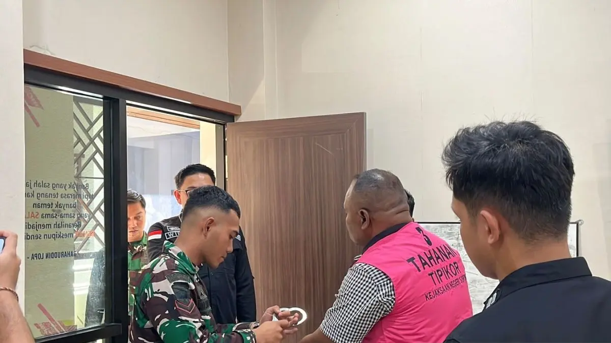 Kejaksaan Negeri Sorong menetapkan Ketua Yayasan Pergerakan Pasukan Hijau (YPPH) berinisial JA sebagai tersangka dugaan korupsi dana hibah Pemerintah Provinsi Papua Barat Tahun Anggaran 2022, Rabu (3/6/2026). (Antara/Yuvensius Lasa Banafanu)