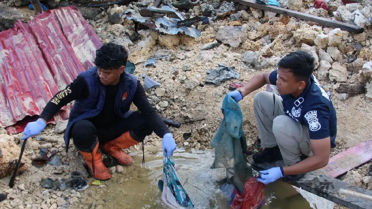 Tim Polri saat menemukan barang bukti insiden meledaknya bom peninggalan PD II di Biak. (Antara)
