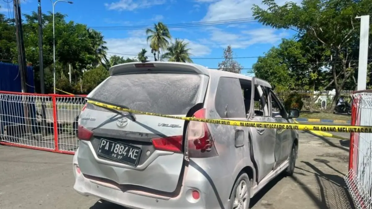 Polres Nabire memasang garis polisi terhadap mobil yang meledak saat mengisi BBM di SPBU Oyehe, Nabire, Senin (8/6/2026). (Antara/Ali Nur Ichsan)