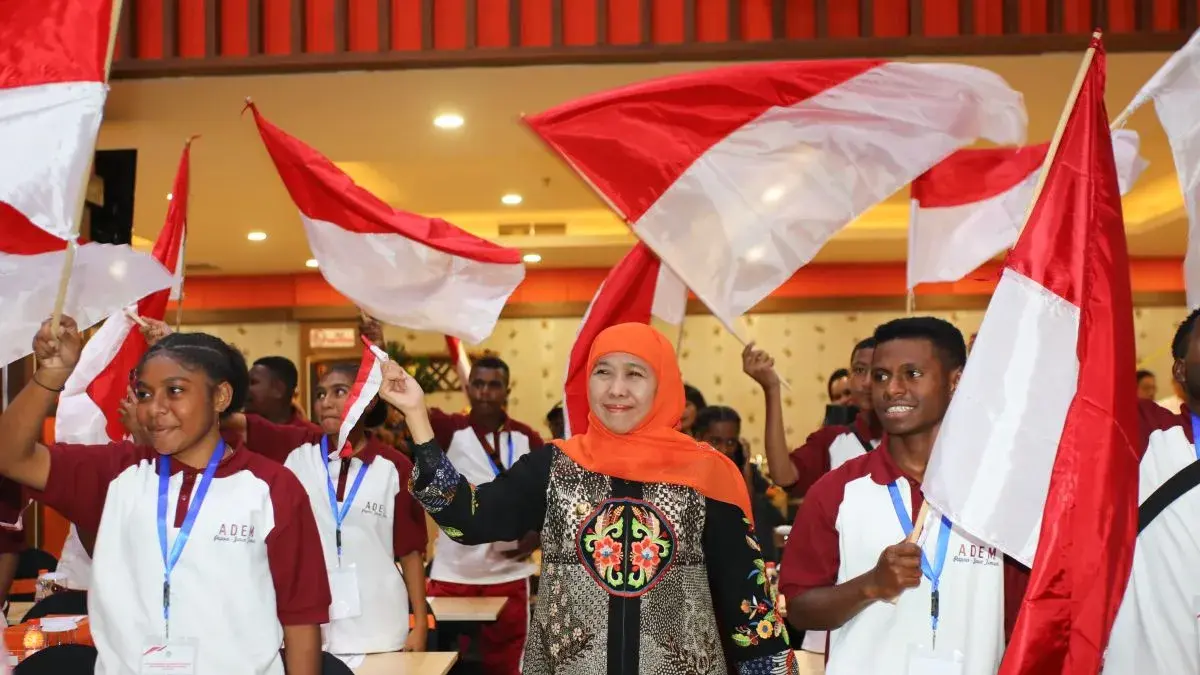 Gubernur Jatim Khofifah Indar Parawansa bersama siswa Program Afirmasi Pendidikan Menengah (ADEM) Papua. (Antara/HO-Biro Adpim Pemprov Jatim)