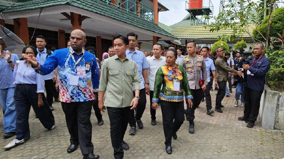 Kepala BBPPKS Regional VI Papua Kementerian Sosial RI, John Herman Mampioper (baju biru) saat mendampingi Wakil Presiden Gibran Rakabuming Raka meninjau sekolah rakyat di Kota Jayapura, Papua pada 2025. (Antara/Qadri Pratiwi)
