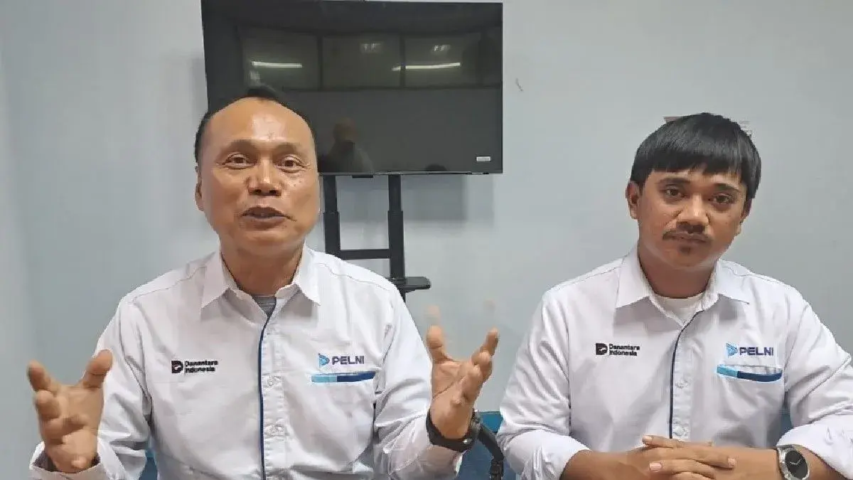 Kepala Cabang PT Pelni Jayapura Daulat Apul Grevasius (kiri). (Antara)