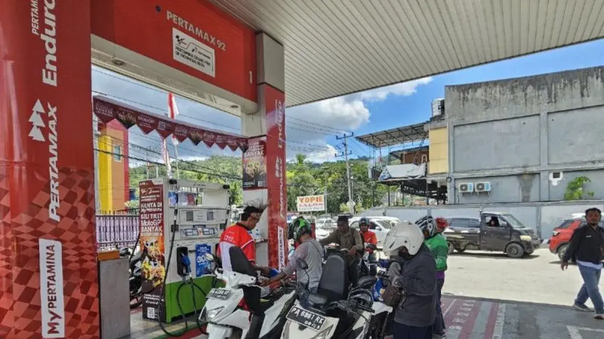 Salah satu SPBU di Kota Jayapura, Papua yang melayani BBM jenis pertamax pada kendaraan bermotor (Antara/Qadri Pratiwi)