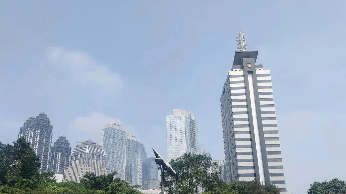 Ilustrasi - Cuaca cerah di langit kawasan SCBD Jakarta Selatan. (ANTARA/Ilham Kausar)