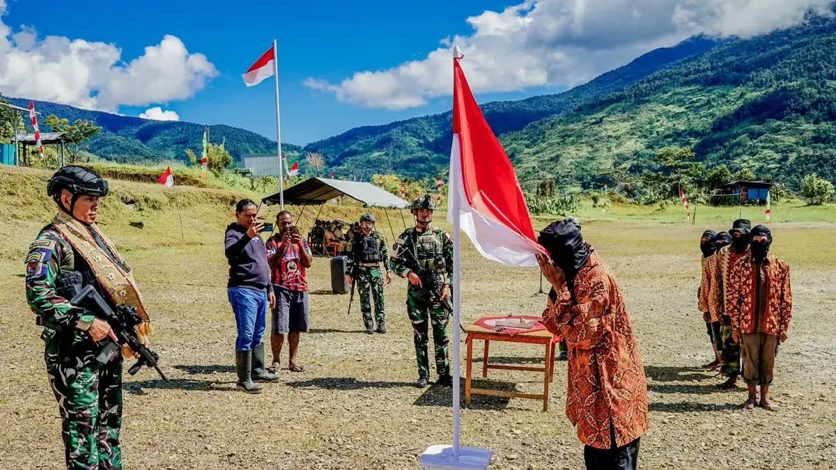 Mantan anggota KKB menyatakan kembali ke NKRI dengan ditandai mencium bendera Merah Putih di Kiwirok, Kabupaten Pegunungan Bintang. (Antara/HO/Dok Satgas Habema)