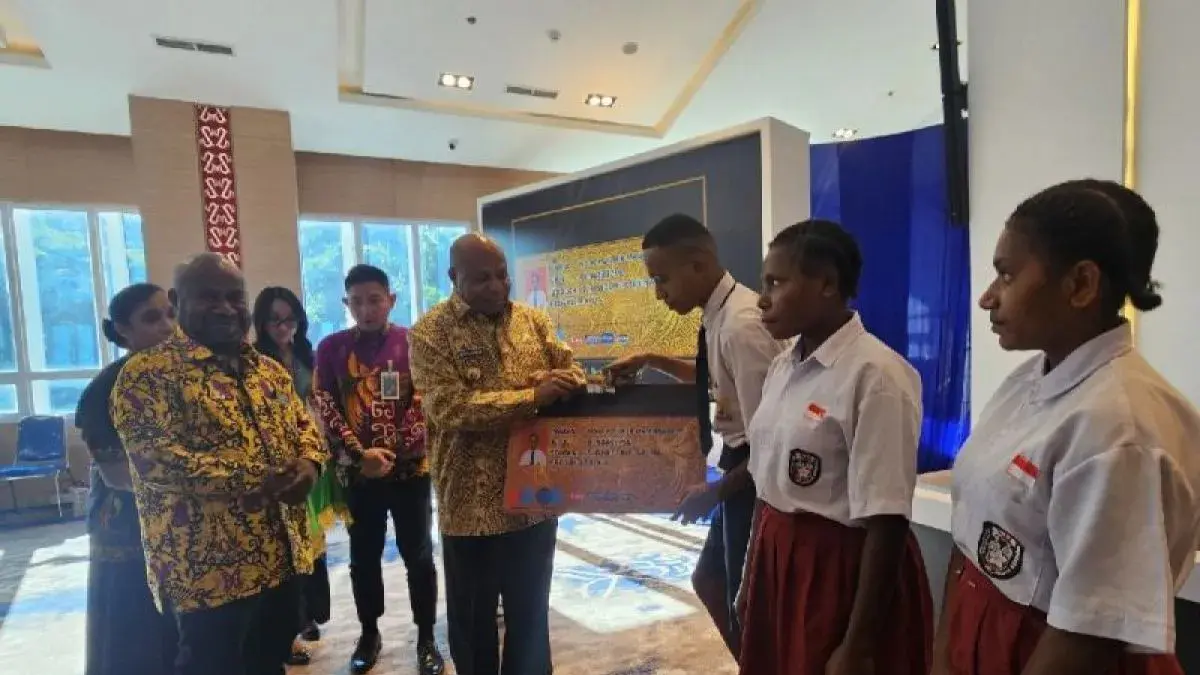 Gubernur Papua Mathius D Fakhiri saat memberikan kartu Pelajar kepada anak-anak secara simbolis bertempat di Kota Jayapura, Papua, Jumat (12/6). (Antara/Qadri Pratiwi)