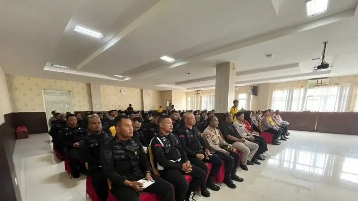 Ratusan personel Polda Papua Barat yang terlibat dalam operasi pengamanan Pesparawi Nasional XIV di Manokwari, sedang mengikuti arahan dari Kepala Biro Operasi Kombes Pol Erwin Irawan. (Antara/Fransiskus Salu) Weking