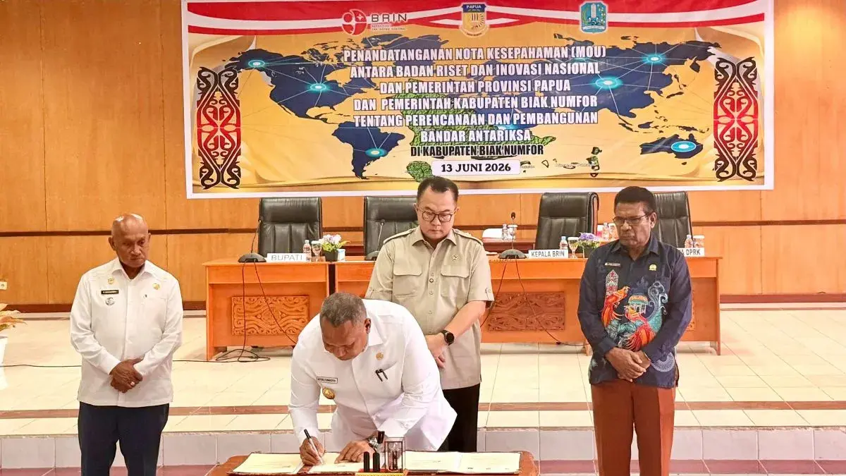 Wagub Papua Aryoko Rumaropen saat melakukan penandatangan kerja sama nota kesepahaman terkait perencanaan dan pembangunan Bandar Antariksa di Kabupaten Biak Numfor, Papua, Sabtu (13/6). (Antara)