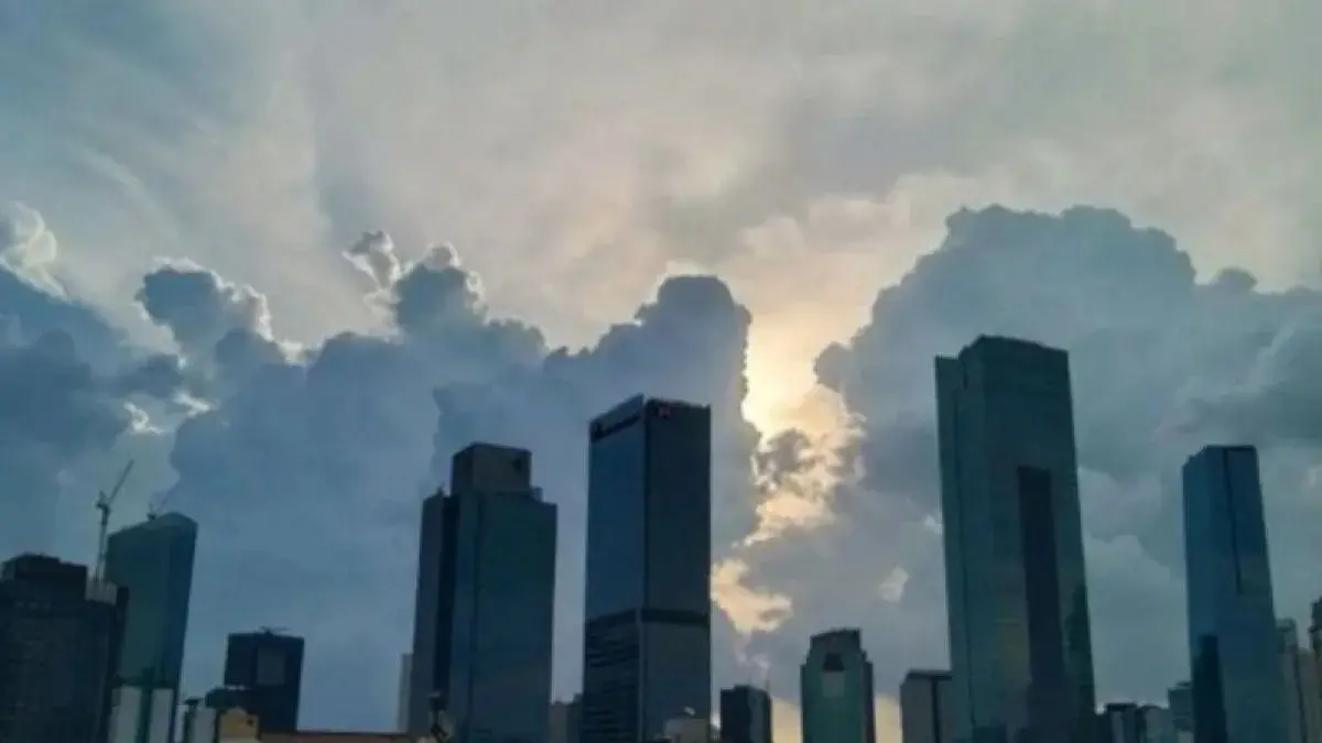 Ilustrasi - Suasana gedung pusat perkantoran dan bisnis di Jakarta dengan latar belakang langit Jakarta yang cerah berawan. (Antara/Dewa Ketut Sudiarta Wiguna)