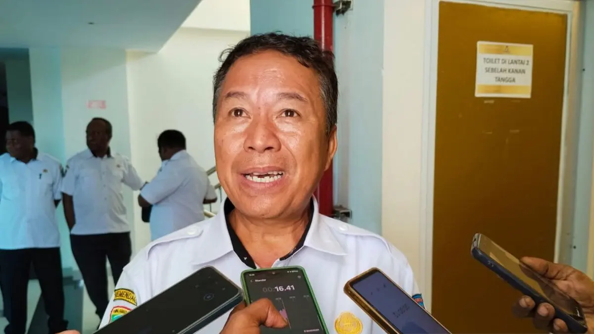 Kepala Dinas Perindustrian, Perdagangan dan Koperasi Kabupaten Sorong, Marthen Pajala (Antara/Yuvensius Lasa Banafanu)