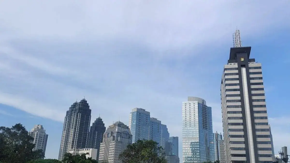  Cuaca terpantau cerah di kawasan Sudirman Central Business District (SCBD), Jakarta Selatan. (ANTARA/Ilham Kausar/am)
